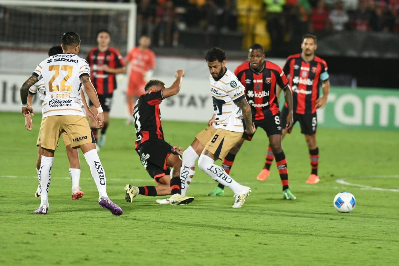 Alajuelense vs Pumas CONCACAF foto Jorge Navarro