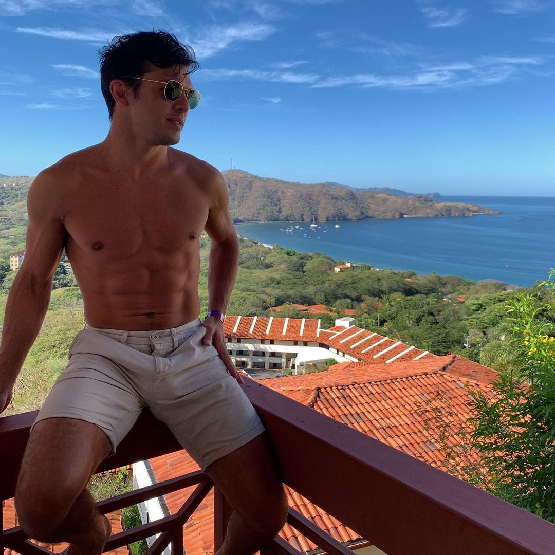 Este muchacho es Alejandro Viloria, la pareja de Mari Escalante.