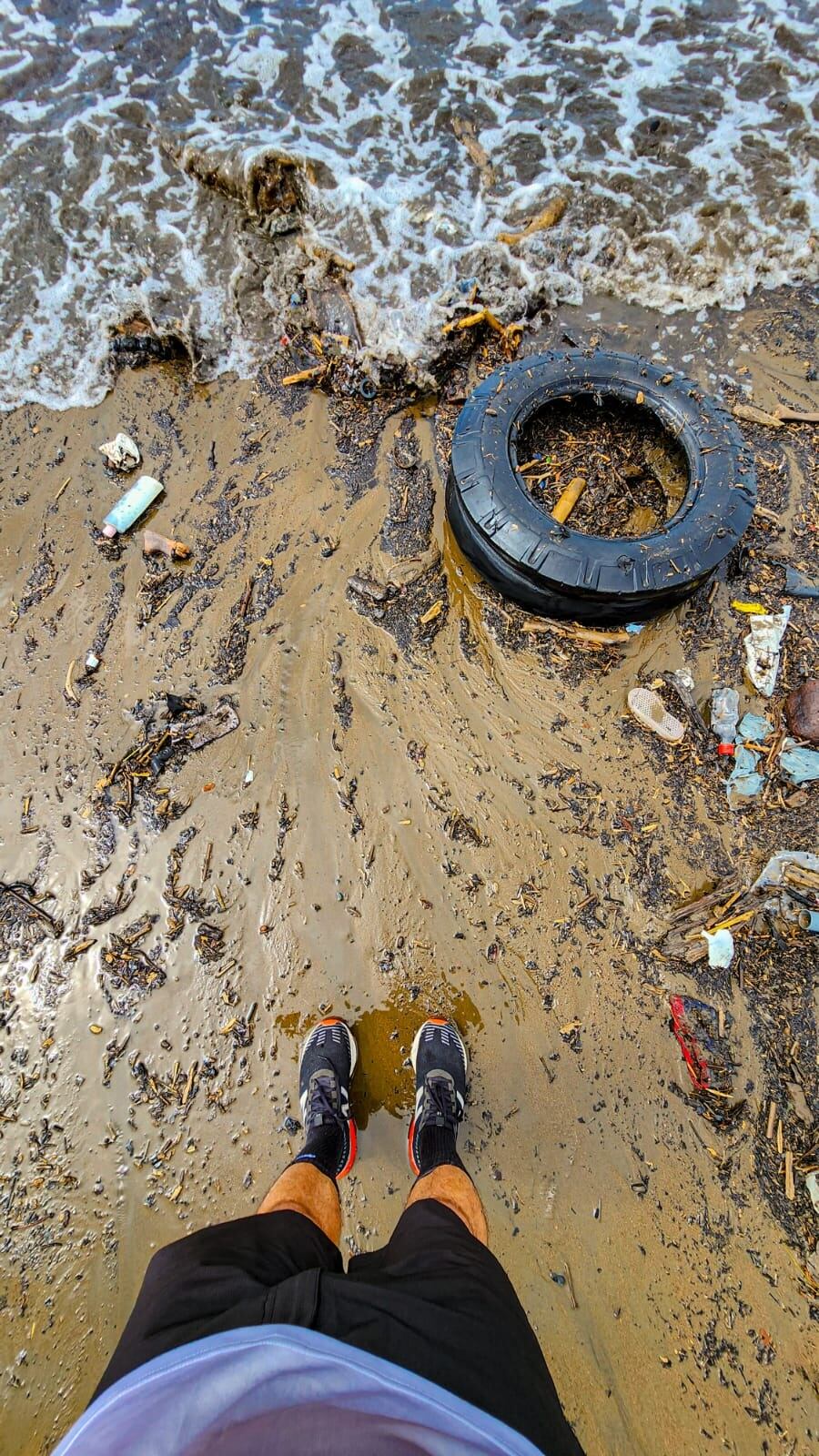 Un vecino de Sabanilla de Montes de Oca, Fabián Leandro Hernández, quien tiene 39 años, es catequista y tiene más de 4 años de ser voluntario para limpiar diferentes playas y ríos del país, regaló el guante que recibió de regalo el papa Francisco este 3 de setiembre del 2024