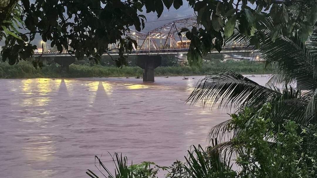 Río Grande de Térraba también amenaza a los vecinos de la zona sur quienes están en alerta roja. Foto: Osa Informativo