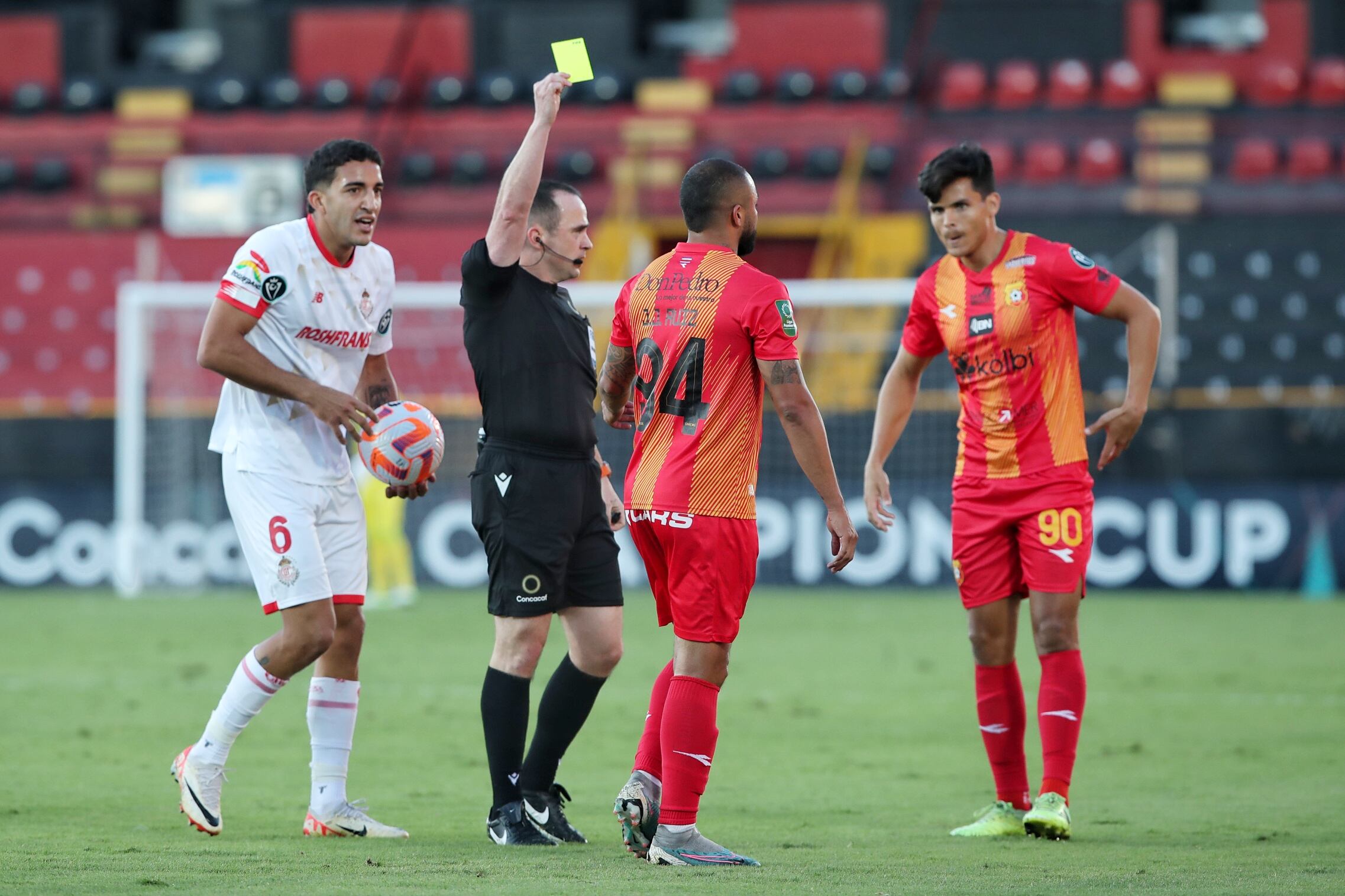 07/02/2024/ Juego entre el Club Sport Herediano vs Toluca de México por el juego de ida de la CONCACAF Champions Cup en el estadio Alejandro Morera Soto de Alajuela / Foto John Durán