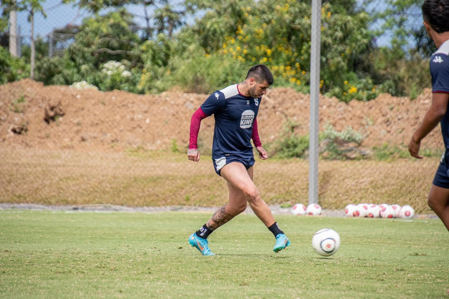 El volante del Saprissa, Ulises Segura recibió el alta médica. Facebook.