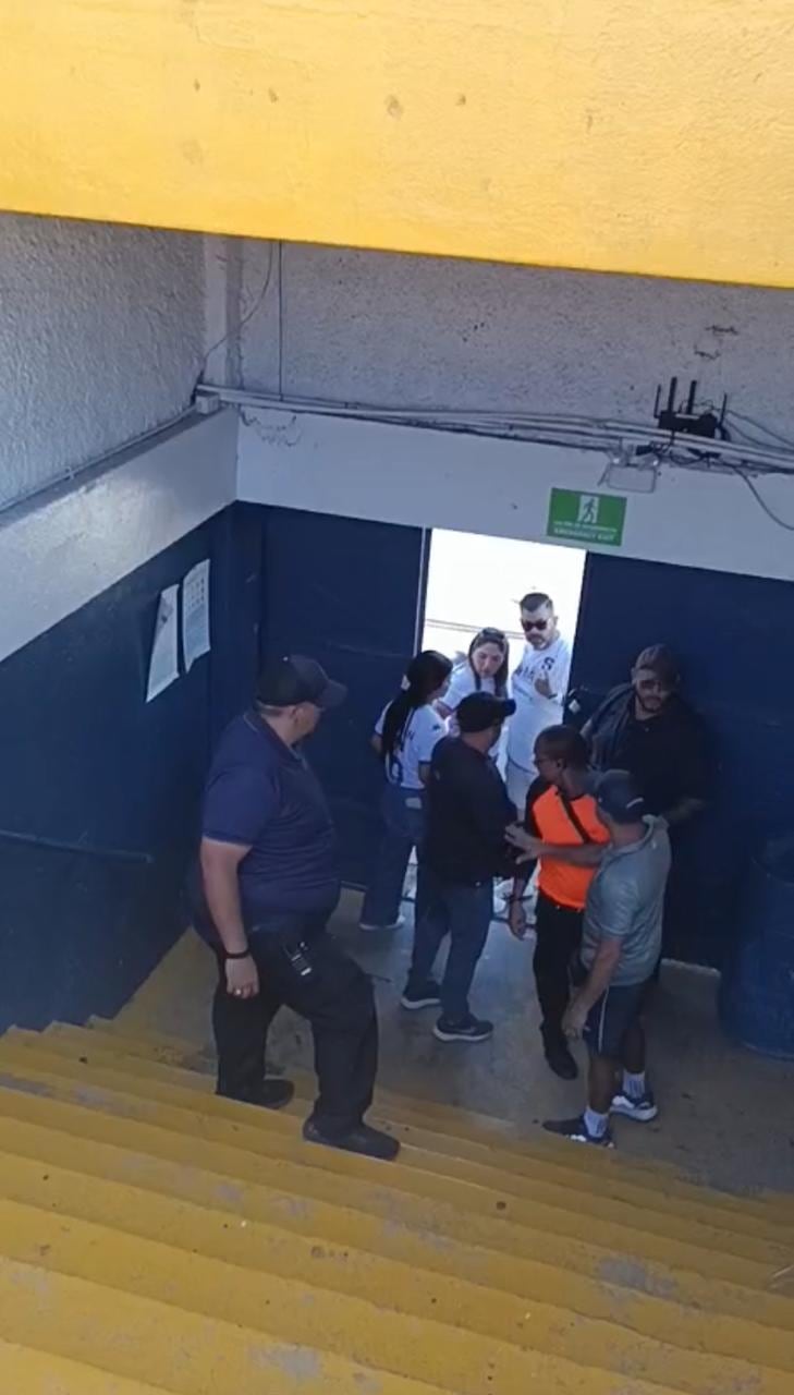 Un aficionado fue expulsado del estadio fello Meza por buscar pleito.