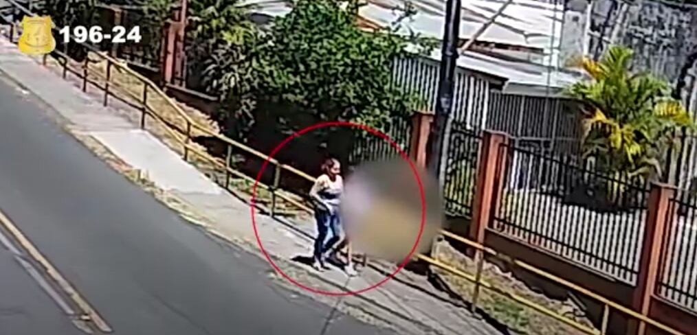 Una mujer que llegó junto a una menor en un carro blanco hasta Dulce Nombre de La Unión de Cartago y dos motociclistas podrían estar ligados en el asesinato del exjuez Luis Diego Ulloa Rodríguez. Foto: Captura video OIJ