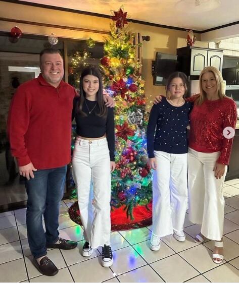 Estas fotos que subió a redes sociales la periodista Fabiola Herra junto a sus hijas y el doctor Rodrigo Marín, realmente hasta huelen a queque