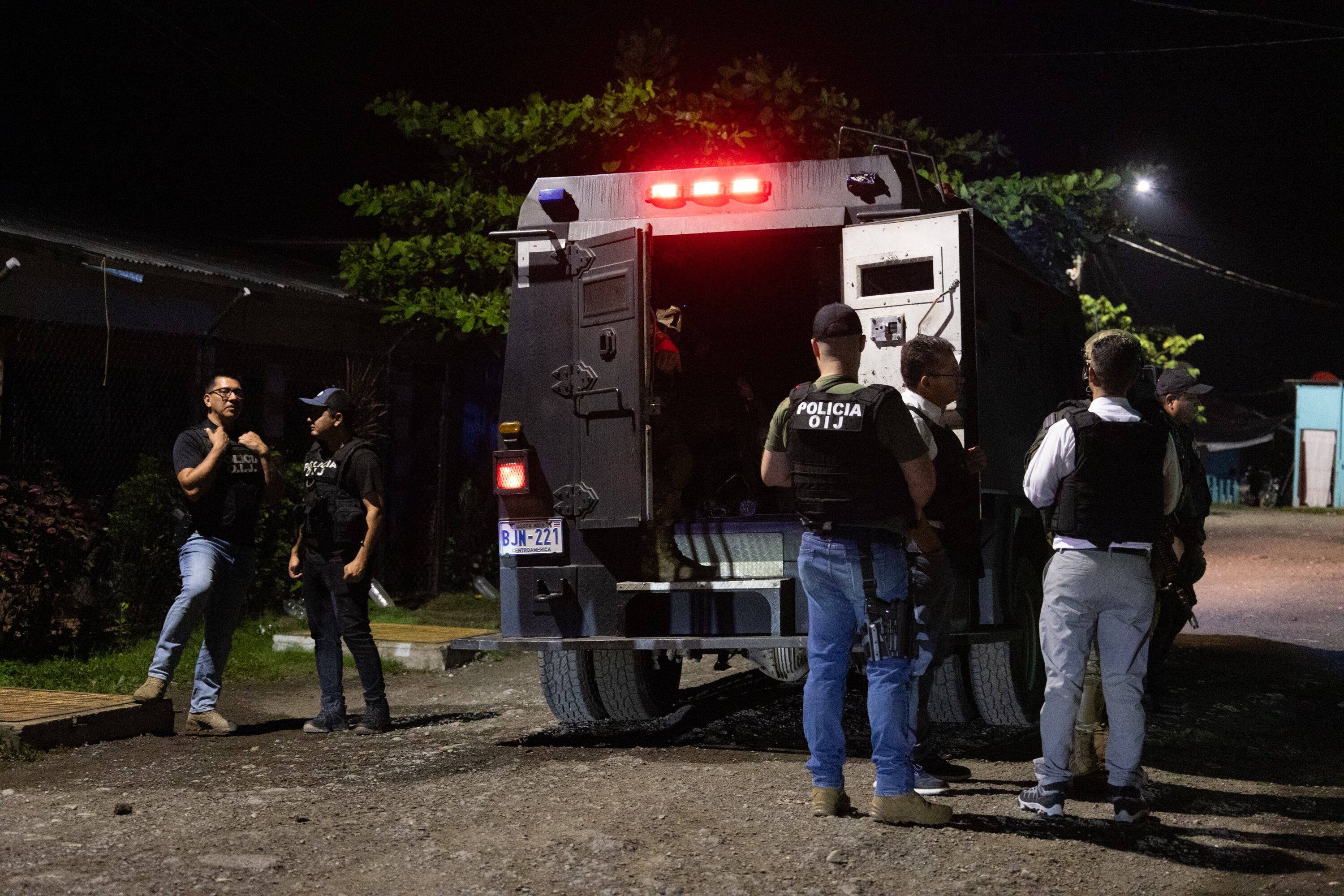 El grupo es liderado por un sujeto de apellido Paniagua, alias Curry, un convicto sentenciado a 23 años de cárcel y quien, desde la cárcel, operaba en la provincia con el apoyo de Tony Peña Russell, alias la T.