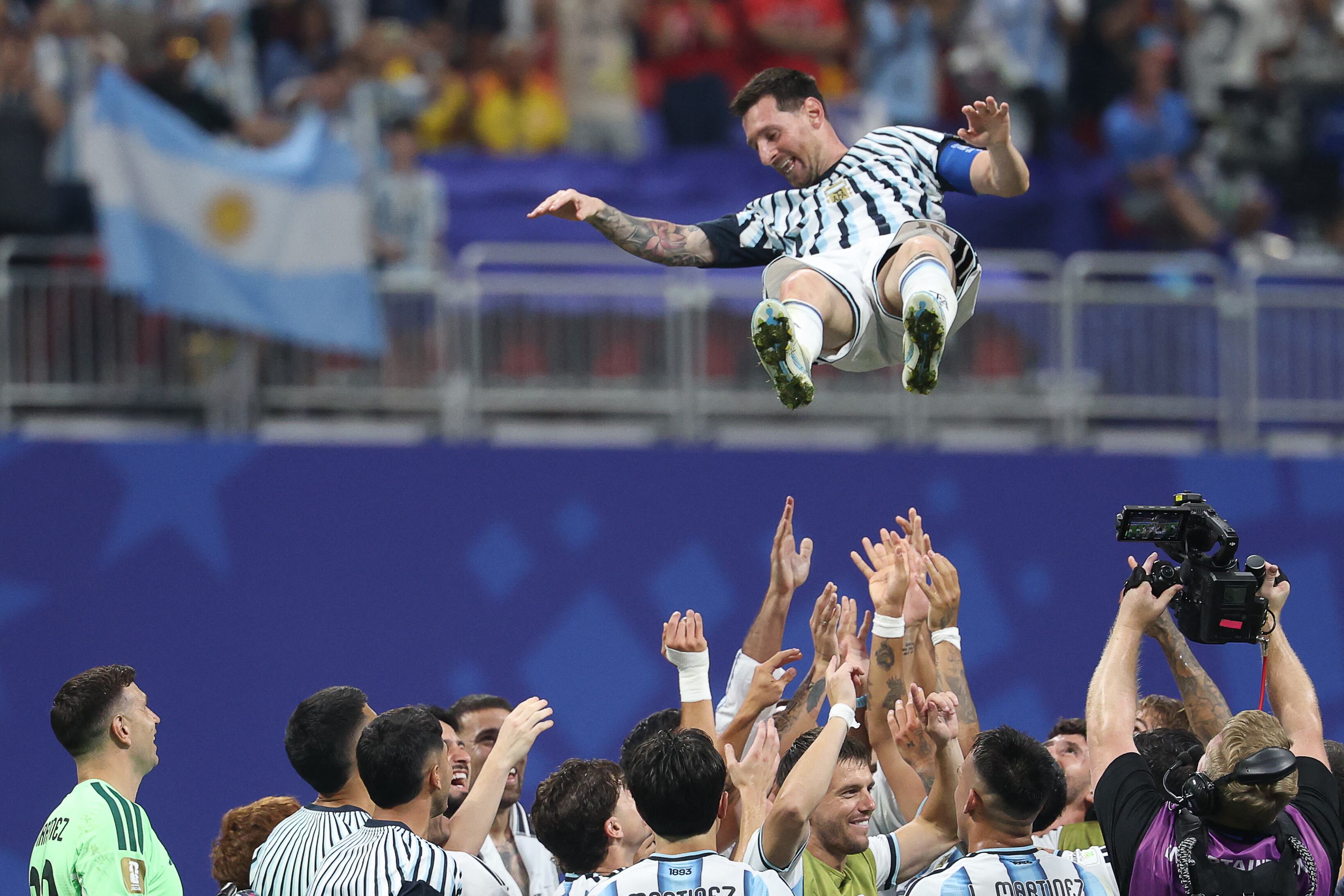 Lionel Messi es levantado por sus compañeros tras la remontada histórica de Argentina contra Egipto, por marcador de 3 a 2, en Atlanta, durante el Mundial del 2026.