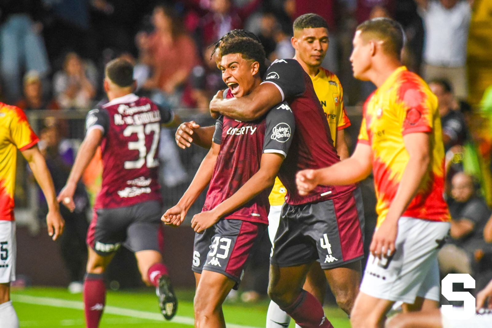 El defensor del Saprissa Kenay Myrie celebró con todo el gol que anotó Nicolás Delgadillo. Facebook Saprissa.