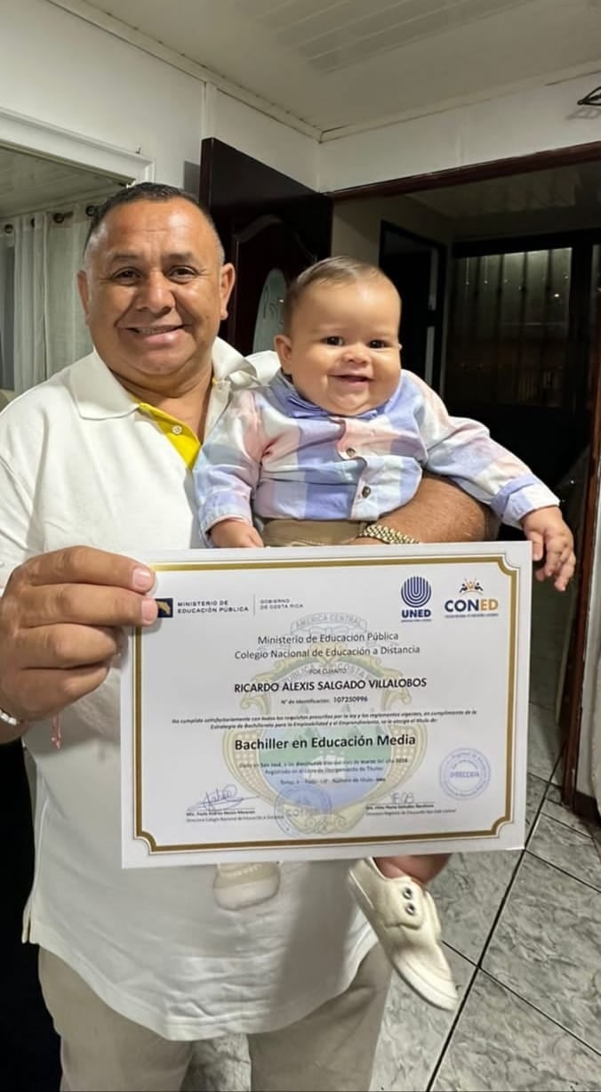 En 1988 Ricardo Salgado Villalobos ganó quinto año en el Liceo del Sur de barrio Cuba, en San José. Cuando hizo bachillerato perdió Cívica y Biología. 36 años después, el 5 de abril del 2024, se graduó de bachiller como parte de los 5000 graduados en el Programa Bachillerato para la Empleabilidad y el Emprendimiento (BEE) en el 2023 del MEP, UNED