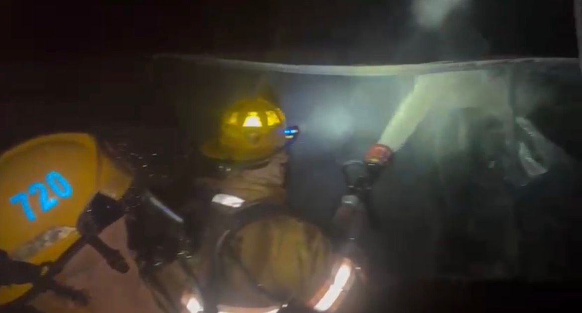 Los bomberos atendieron un incendio en una fábrica de alimentos en Atenas. Foto: Bomberos