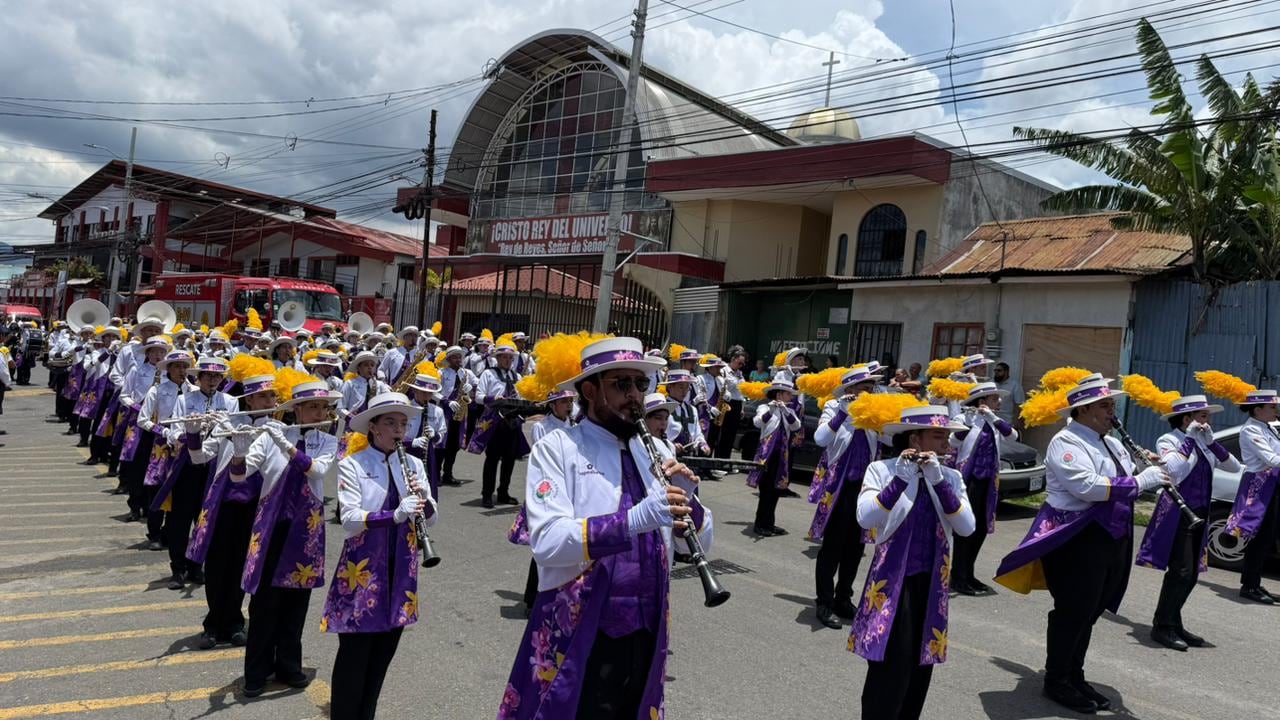 En medio de una tremenda fiesta para Dios el padre Sergio Valverde, de Obras del Espíritu Santo, oficialmente, transformó uno de sus más grandes sueños en una total realidad al inaugurar el primer edificio de los Albergues Juveniles de la Alegría “Torres Espíritu Santo”.