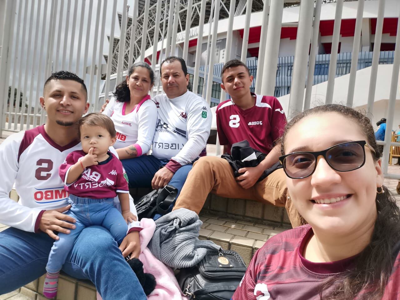 Freddy Geovanny Rojas Arias, de 52 años, falleció golpeado cuando trabajaba, es él que sale atrás en el centro junto a sus demás familiares. Foto: Cortesía Freddy Rojas, hijo, para La Teja