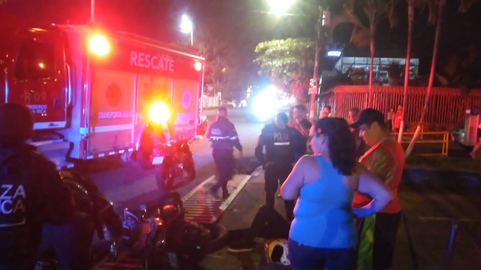 La noche de este jueves 18 de agosto se puso difícil en Desamparados ya que hubo dos fuertes choques, casi al mismo tiempo, en menos de 100 metros.