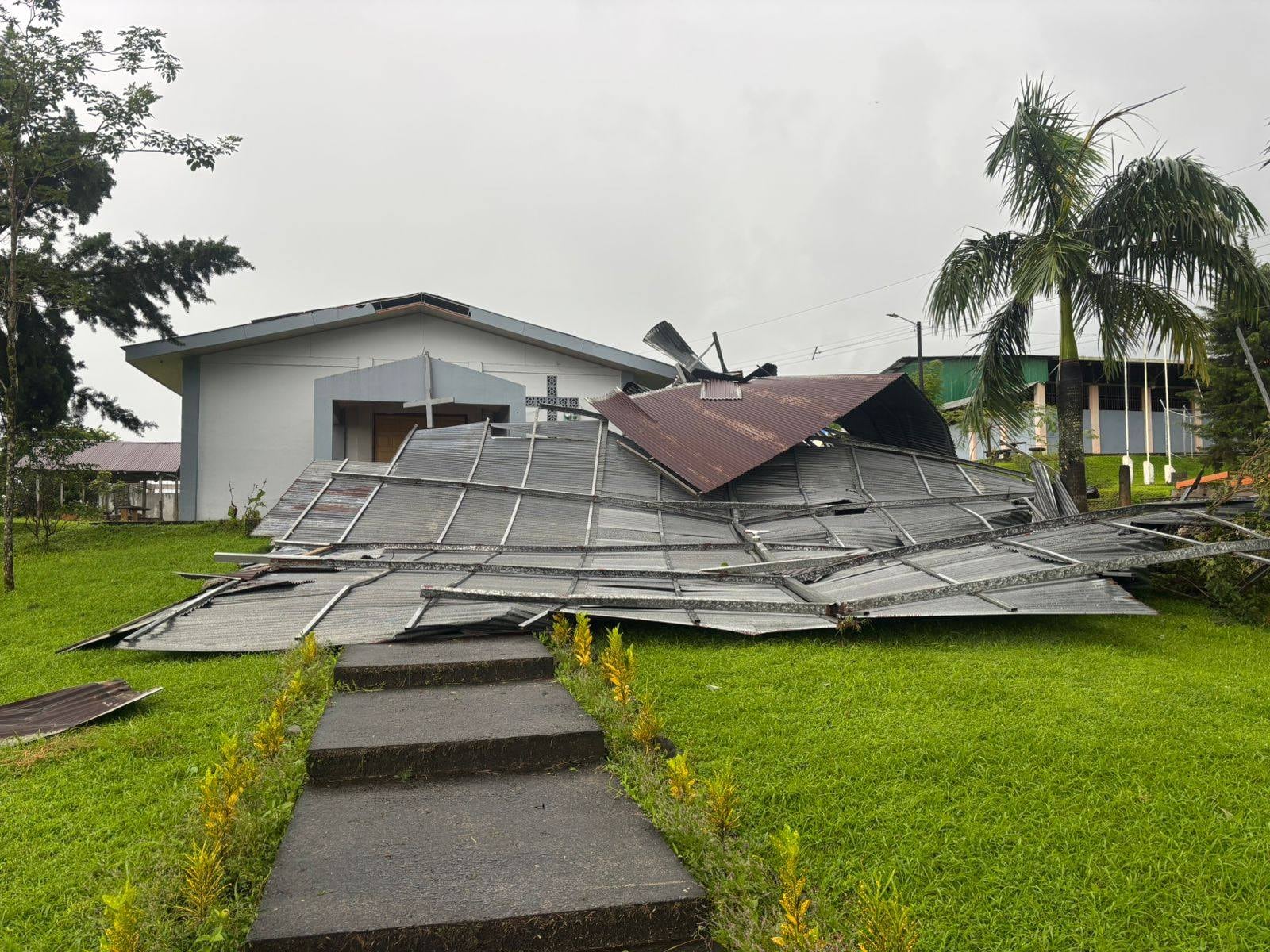 varias casas sufrieron daños por los ventoleros. Foto STV Sarapiquí.