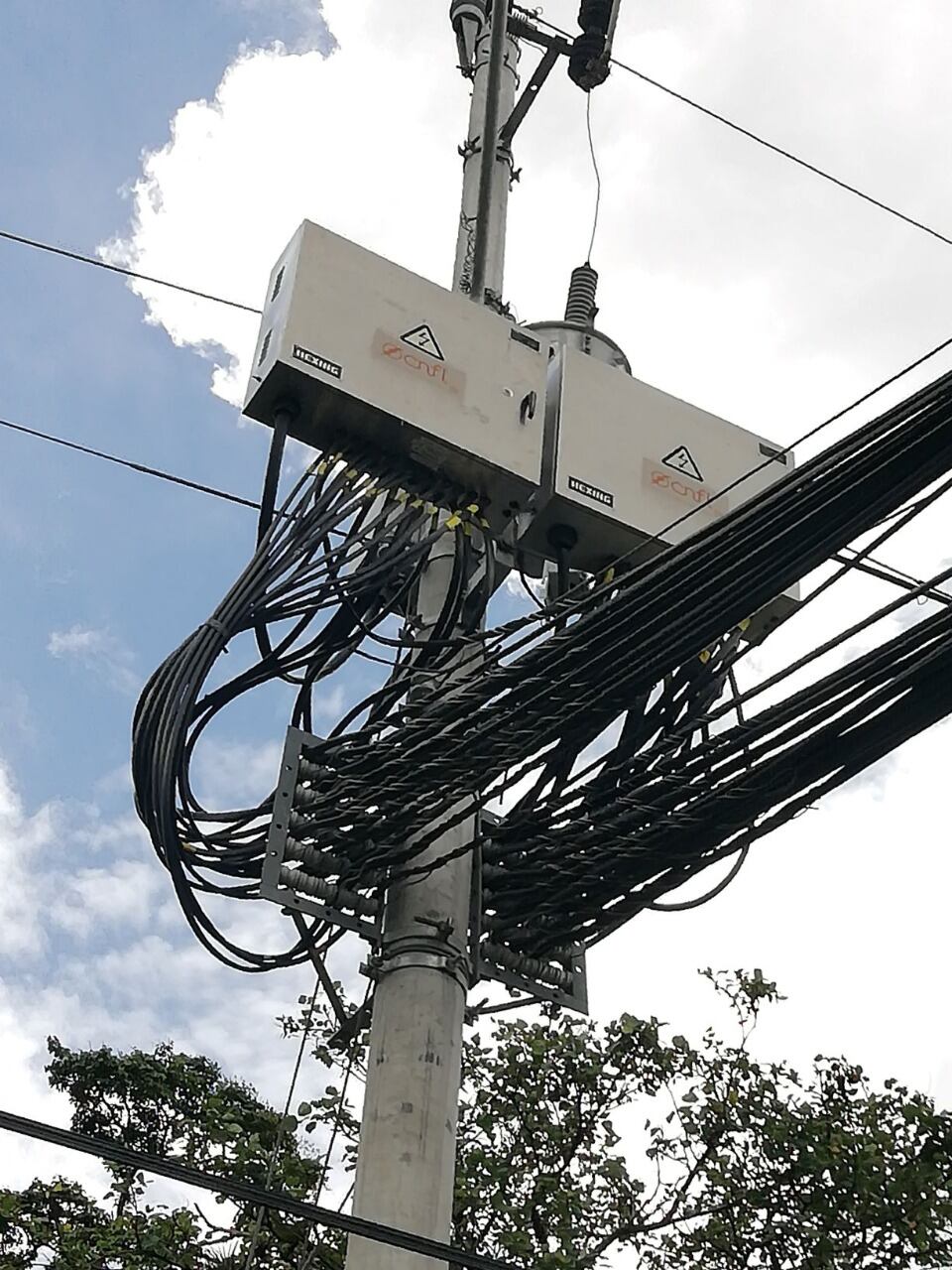 Parece que aquellos vivillos que se pegan directamente a los cables eléctricos en los postes de luz de la Compañía Nacional de Fuerza y Luz (CNFL) para robar energía tiene sus días contados con la llegada de un nuevo sistema que blinda completamente los cables