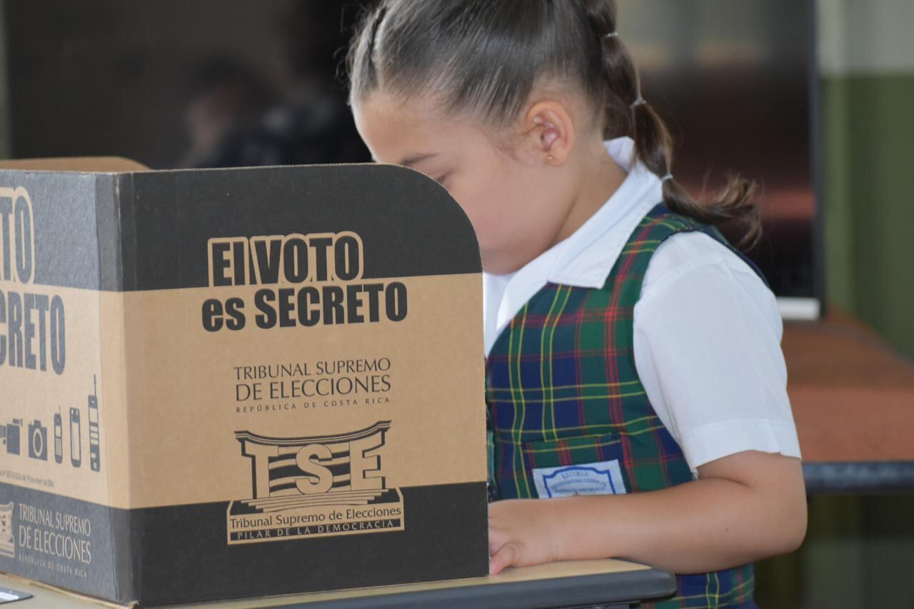 Este viernes 17 de mayo del 2024, más de un millón de estudiantes del país ejercerán el derecho al voto en las elecciones estudiantiles 2024. La Escuela Buenaventura Corrales de San José fue un ejemplo.