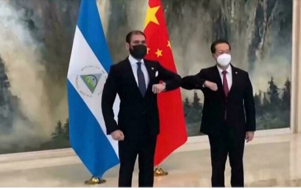 Esta captura de pantalla tomada de un video difundido por la estatalTelevisión Central de China (CCTV) el 10 de diciembre de 2021 muestra a Laureano Ortega Murillo (izq.), hijo del presidente nicaragüense Daniel Ortega y asesor presidencial de Inversiones, Comercio y Cooperación Internacional, saludando al viceministro de Relaciones Exteriores de China, Ma Zhaoxu, durante una ceremonia en Tianjin, después de que Nicaragua anunció que había cambiado su lealtad diplomática de Taiwán a China. STR CCTV/AFP