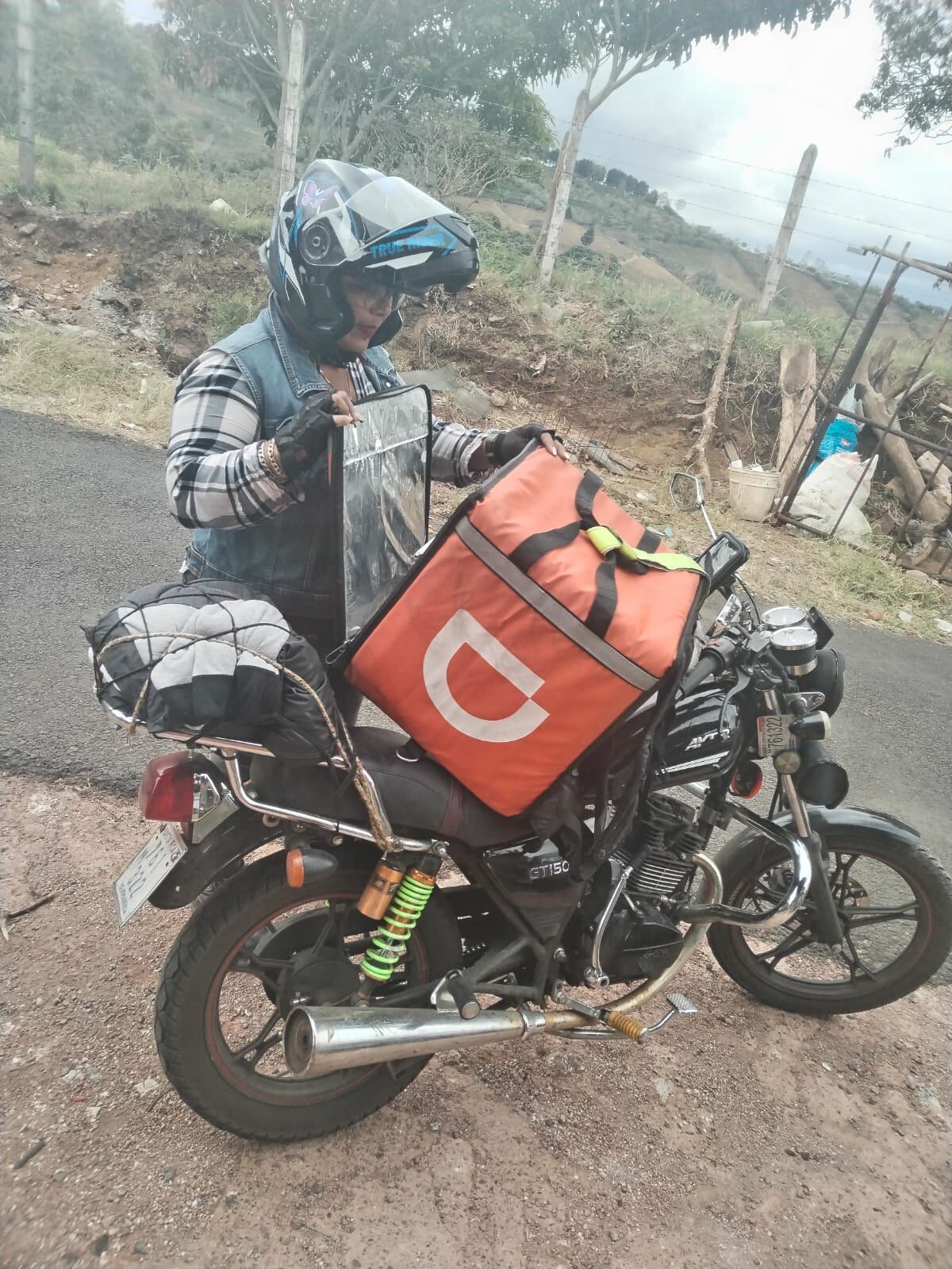 Cincy Rojas Arayas es una alajuelense que tomó la decisión desde hace dos años de repartir comida a domicilio en su moto y nos asegura que no le va mal, eso sí, que siempre debe andar bien pellizcada porque en la calle pasa de todo