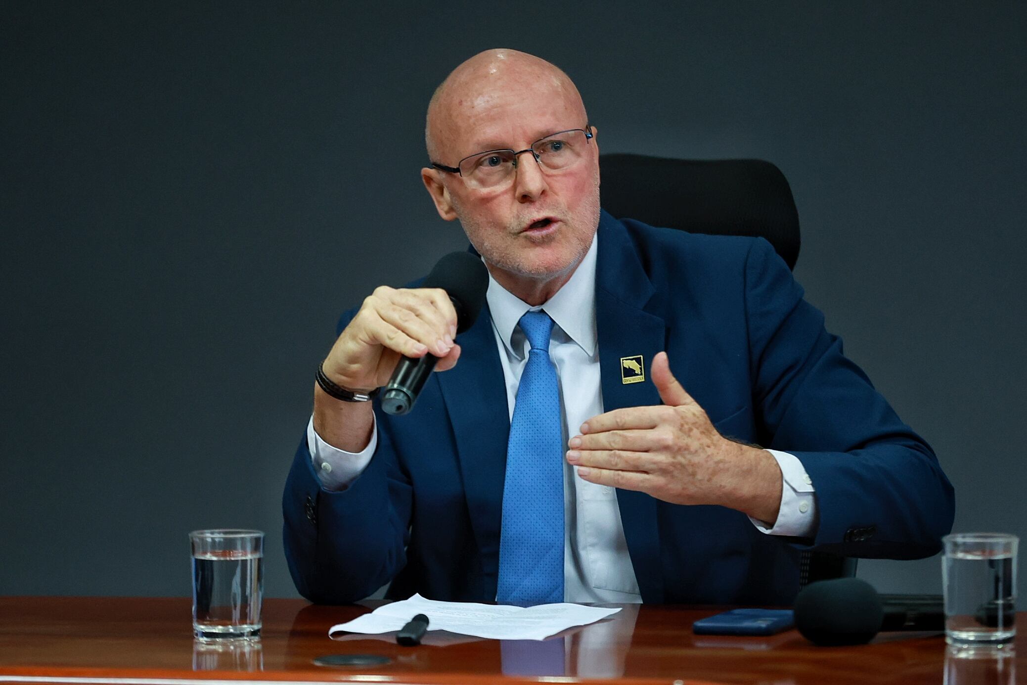 28/10/2024/  Nogui Acosta durante conferencia de prensa en el ministerio de Hacienda junto con el vicepresidente Stephan Brunner y Gabriela Chacón presidenta ejecutiva del INS SOBRE Póliza de gabinete / foto John Durán