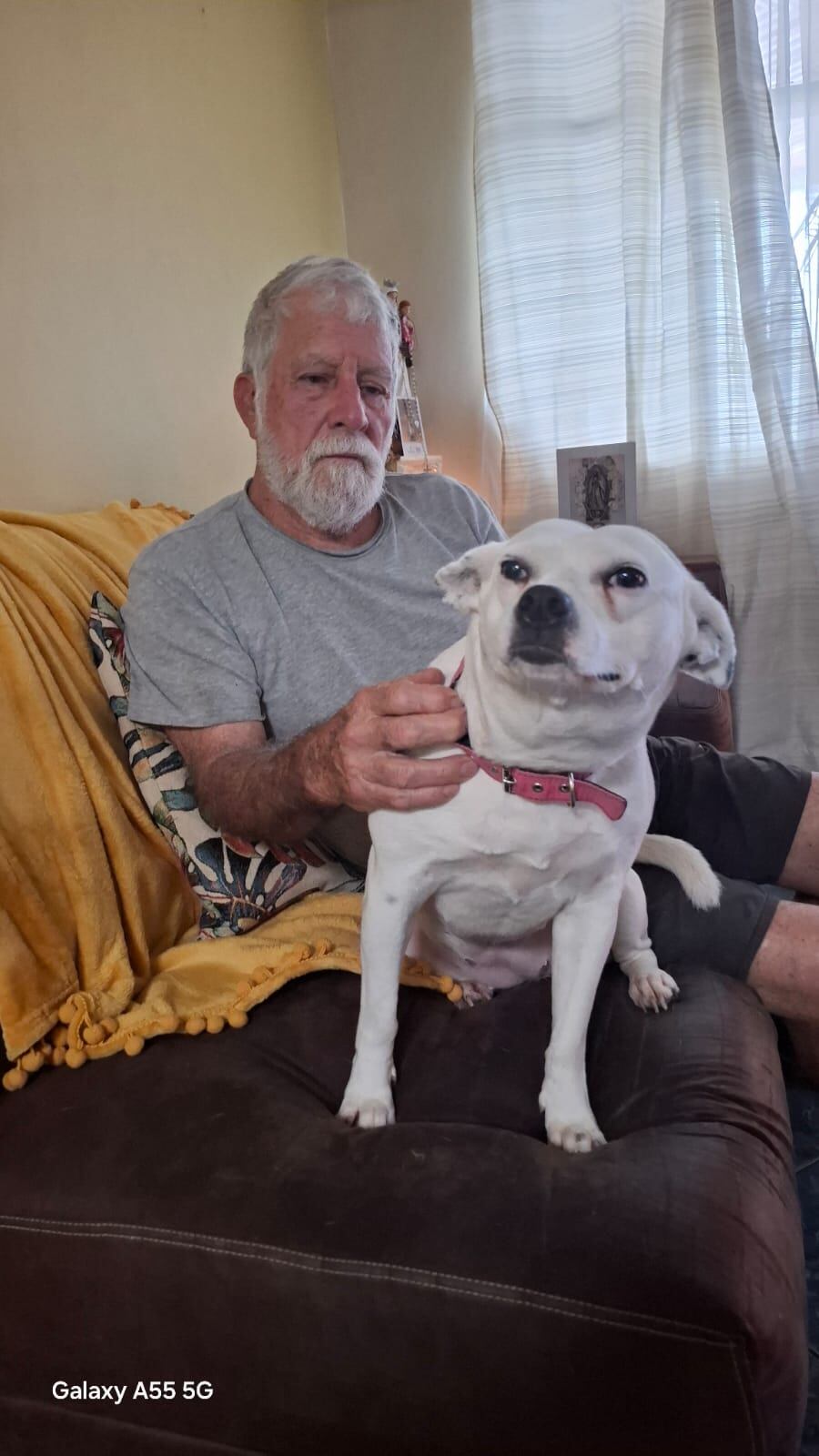 Isabel Camacho Gutiérrez es de esas mujeres que llevan a la Negrita metida en el alma. Mariana hasta los huesos, devota desde niña, con 65 años encima y un corazón que no deja de creer en los milagros, el año pasado recibió uno que vino con patitas, cola y un par de ojitos que le cambiaron la vida: Julieta, una perrita rescatada durante la romería 2024 y que hoy es la princesa de su casa.