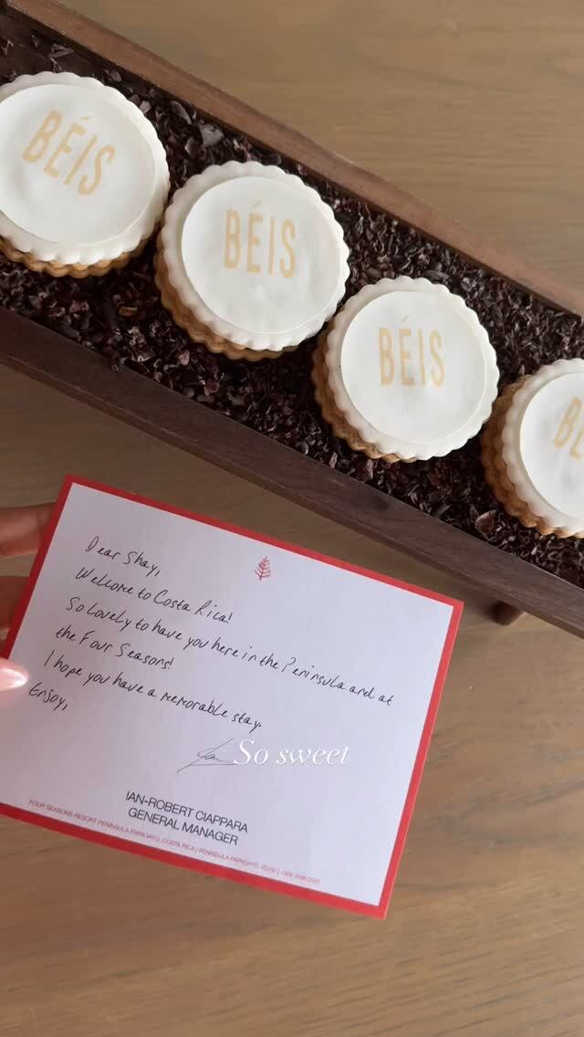 Shay Mitchell, actriz de Netflix, está en Costa Rica.