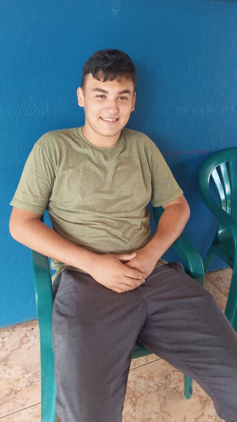 Álvaro Arias Oporta es un muchacho de Grecia que se ha especializado en el arte de la estatua viviente