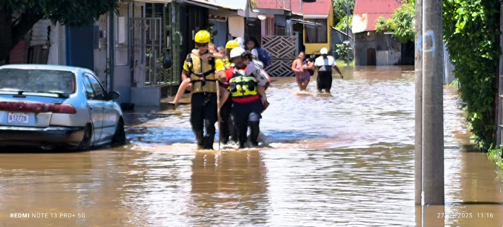 Bomberos y Cruz Roja ayuda a los afectados por inundaciones en Bella Vista, Valle Azul y Valle Verde. Foto: Bomberos y Cruz Roja