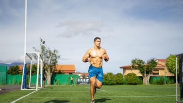 Futuro médico “recetó” rutina para un abdomen de piedra