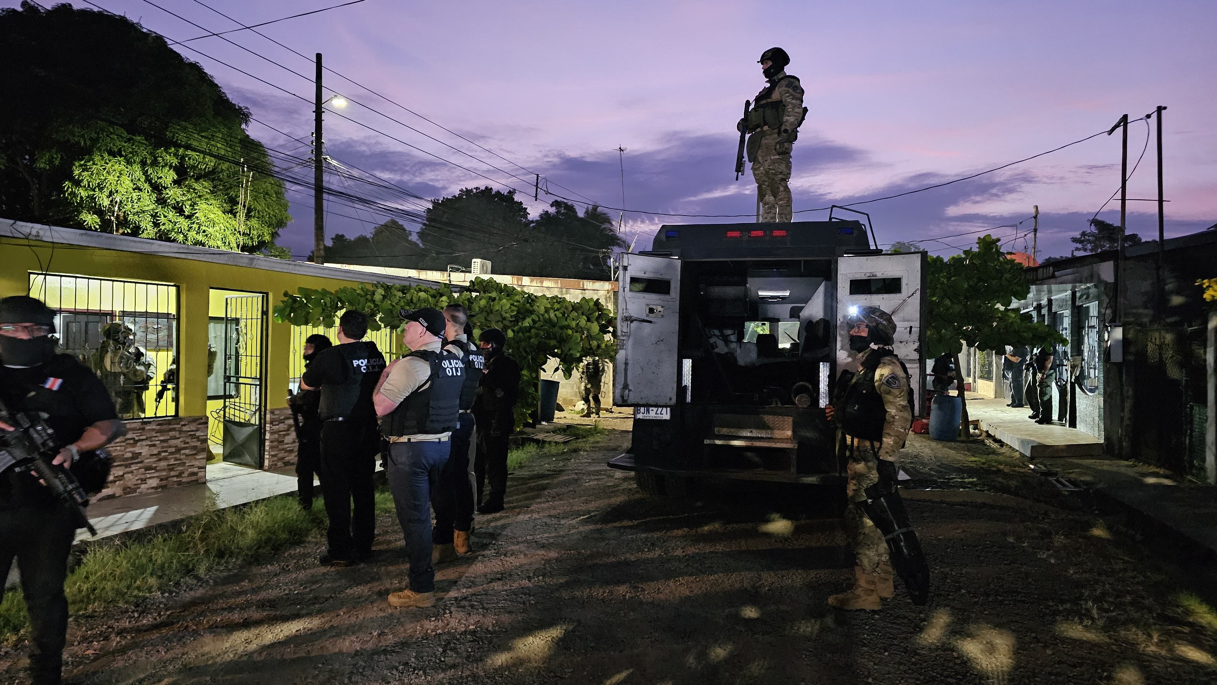 Detalle de la acción del OIJ en barrios de Puntarenas este 13 de marzo en el marco de allanamientos dirigidos a desarticular a dos bandas criminales. Fotografía: