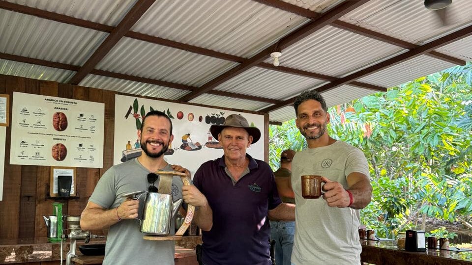 Yiyo Alfaro, don Eduardo Artavia y Bismarck Méndez.