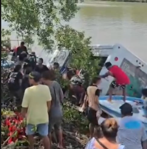 Personas saquean camión de refrescos accidentado.