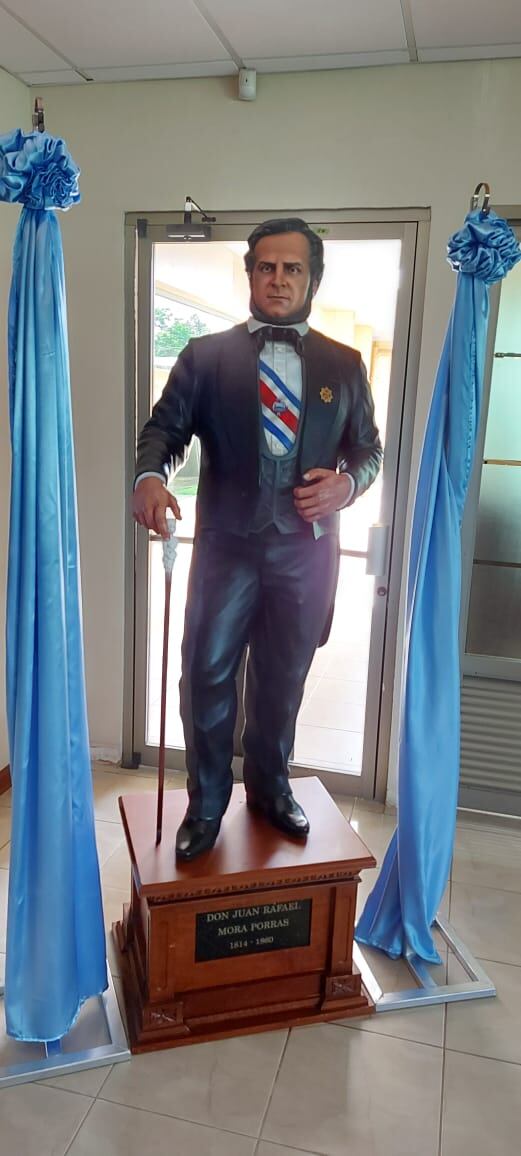 El escultor naranjeño, Germán Esquivel Fonseca, hizo, hace cuatro años, la única escultura que hay en el país con el rostro real y la altura casi exacta que tenía el Benemérito de la Patria, Juan Rafael Mora Porras, quien nació en 1814 y murió fusilado en 1860