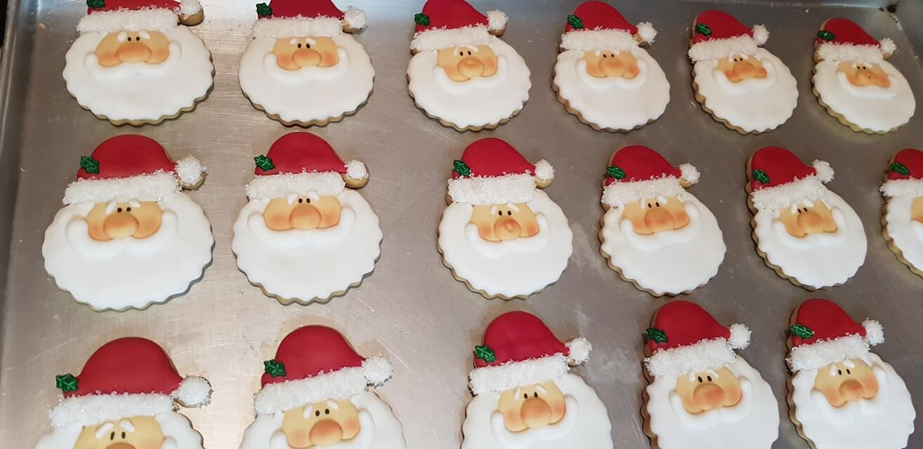 Alejandra Arroyo es medio tica y medio indú, vive en Costa Rica, y sin haber llevado un solo curso en pastelería, es una artista con las galletas