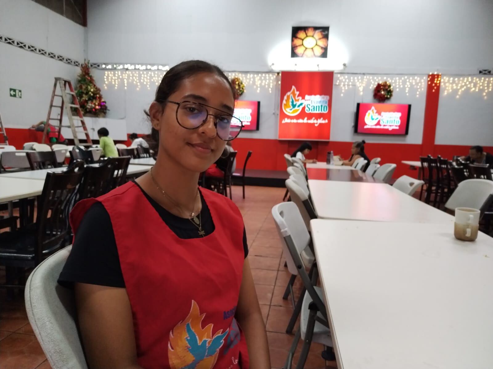 Kianni Nayad Bolivar Flores está como loca de contenta porque se sacó la nota perfecta en el examen de admisión de la Universidad Nacional (UNA). Pegó los 900 puntos. También está como loco de contento el padre Sergio Valverde de Obras del Espíritu Santo porque la joven estudiante es parte de la familia de esa institución.