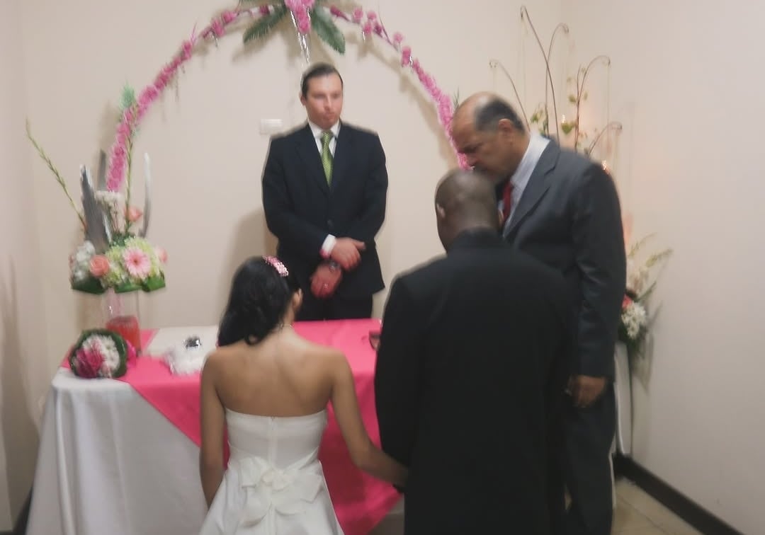 Kendall y Priscila Robles en su boda hace 14 años.