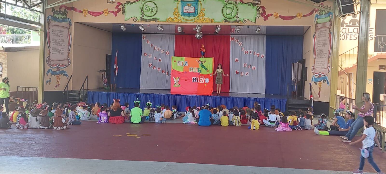 Joven Ecuatoriana dejó su país para seguir su sueño de contar cuentos con títeres.