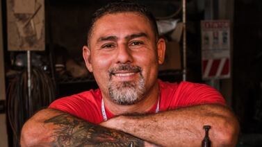 Brad Pitt usa en su última película un bolso verde hecho por un nicaragüense que vive orgullosamente en Costa Rica