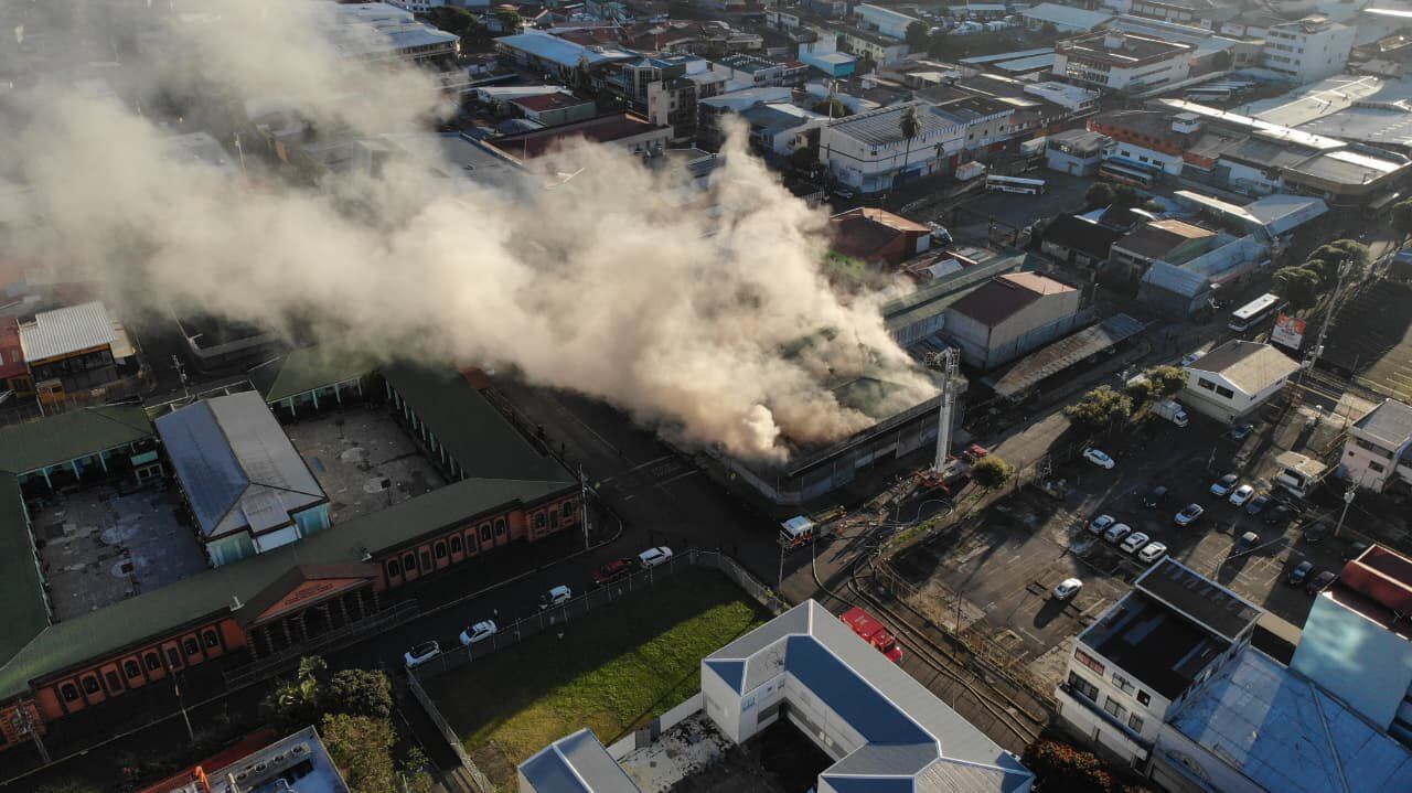 Los vecinos de San José despertaron esta mañana con un gran incendio en un edificio comercial.