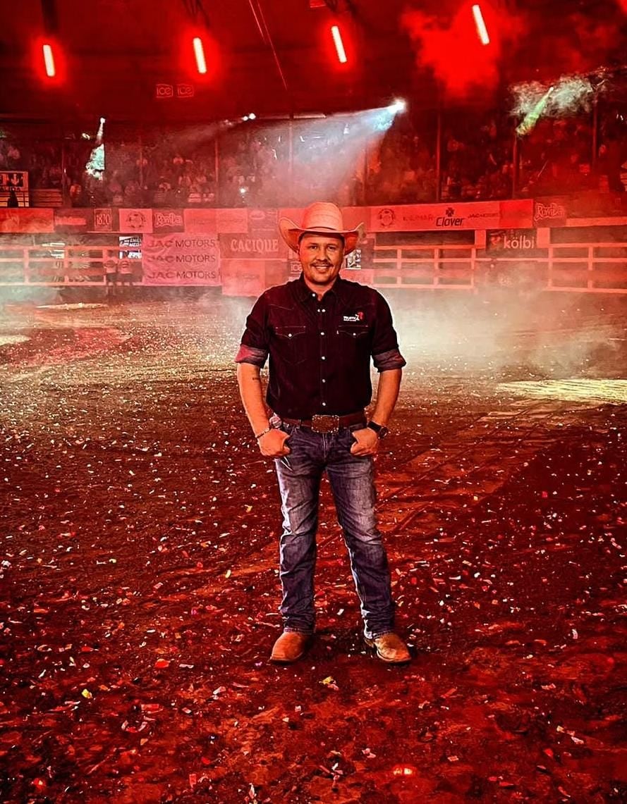 Michael Bleak pasó el fin de semana en boca de la gente por arriesgar su vida para salvar a un montador que quedó guindado del toro en el redondel de Palmares