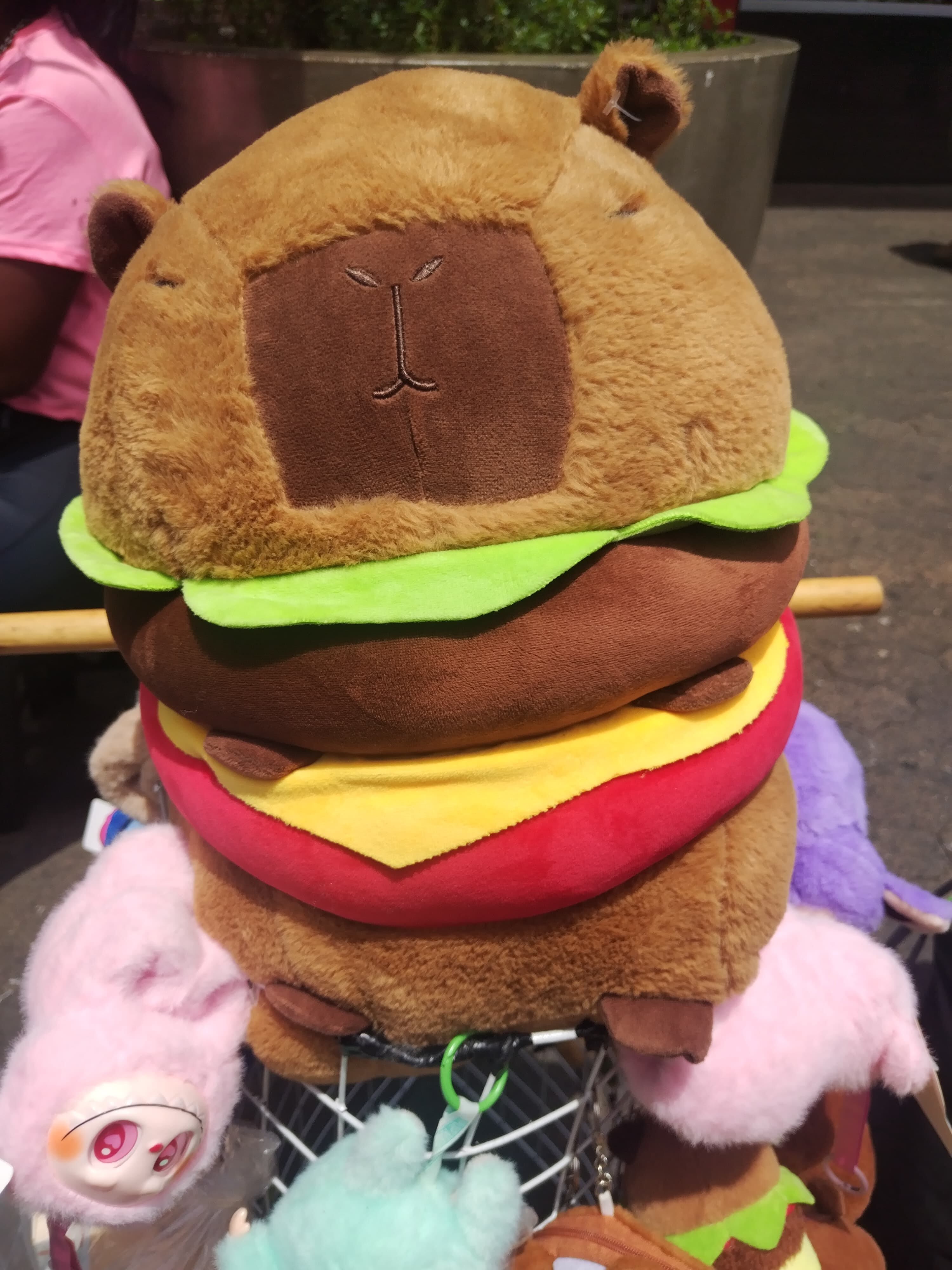 Los peluches de capibara volvieron a ser una locura de ventas en San José centro tras el decomiso de 5 capibaras reales en Orotina. Los vendedores ambulantes lo confirmaron el 27 de mayo del 2025 en un recorrido que realizamos.