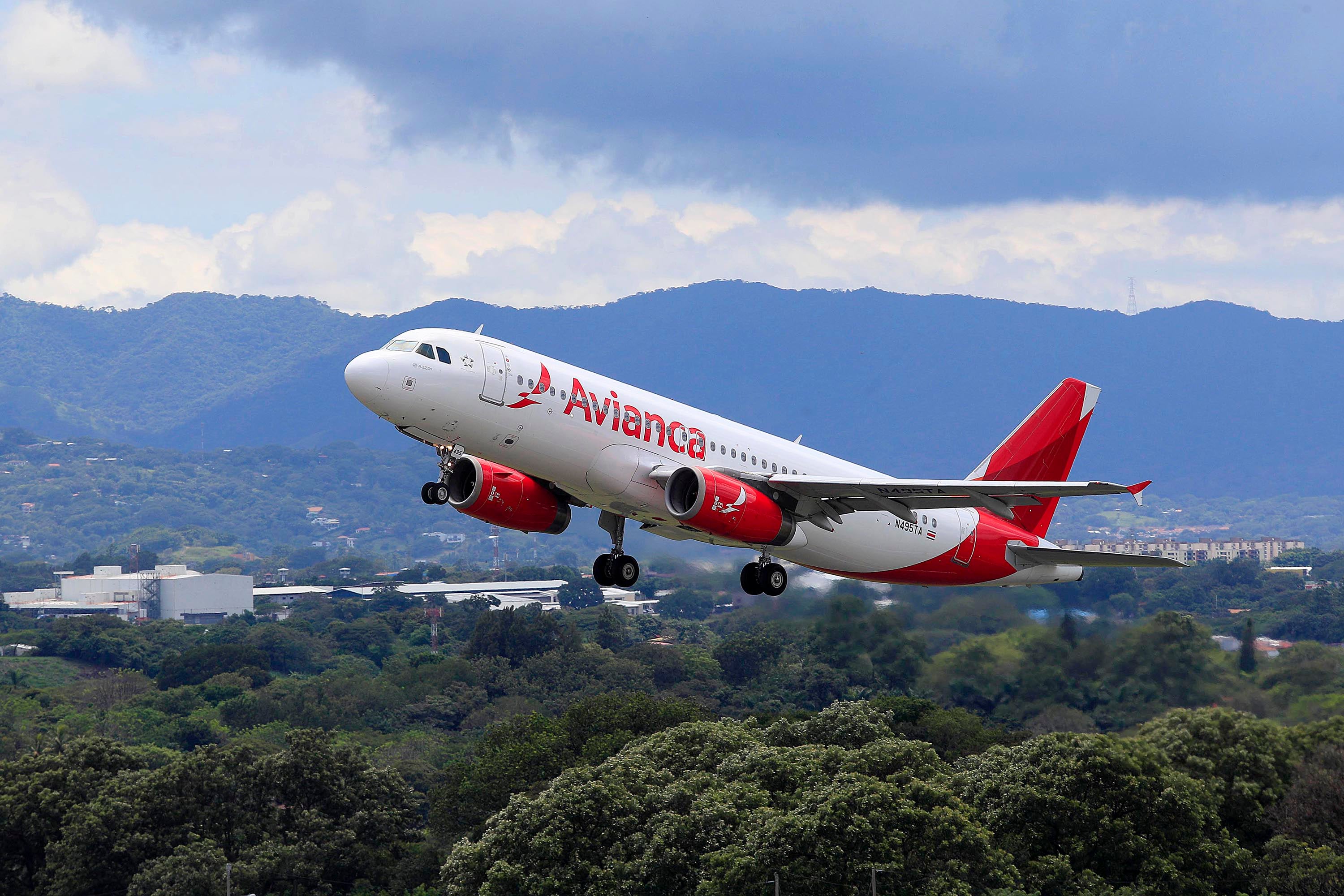 Avión de Avianca en una pista del Aeropuerto Juan Santamaría, en Costa Rica.
