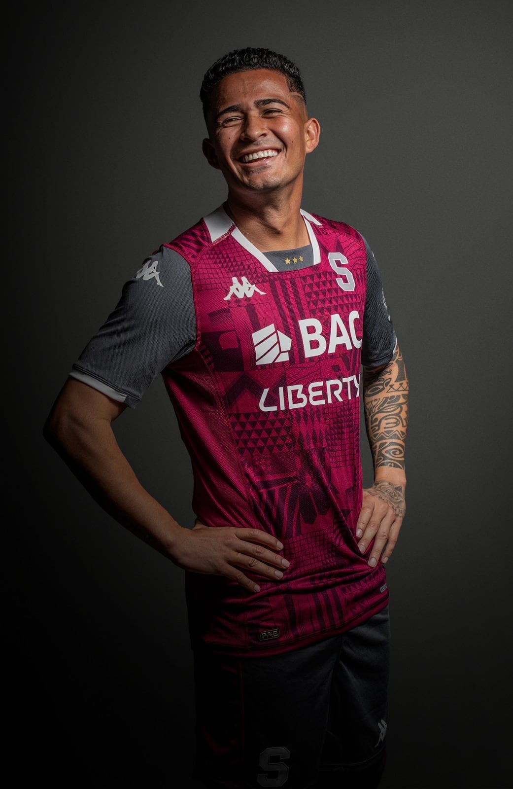 Gerson Torres no logra ocultar la felicidad que se maneja luego de ponerse la camiseta morada. Foto: Cortesía Prensa Saprissa.