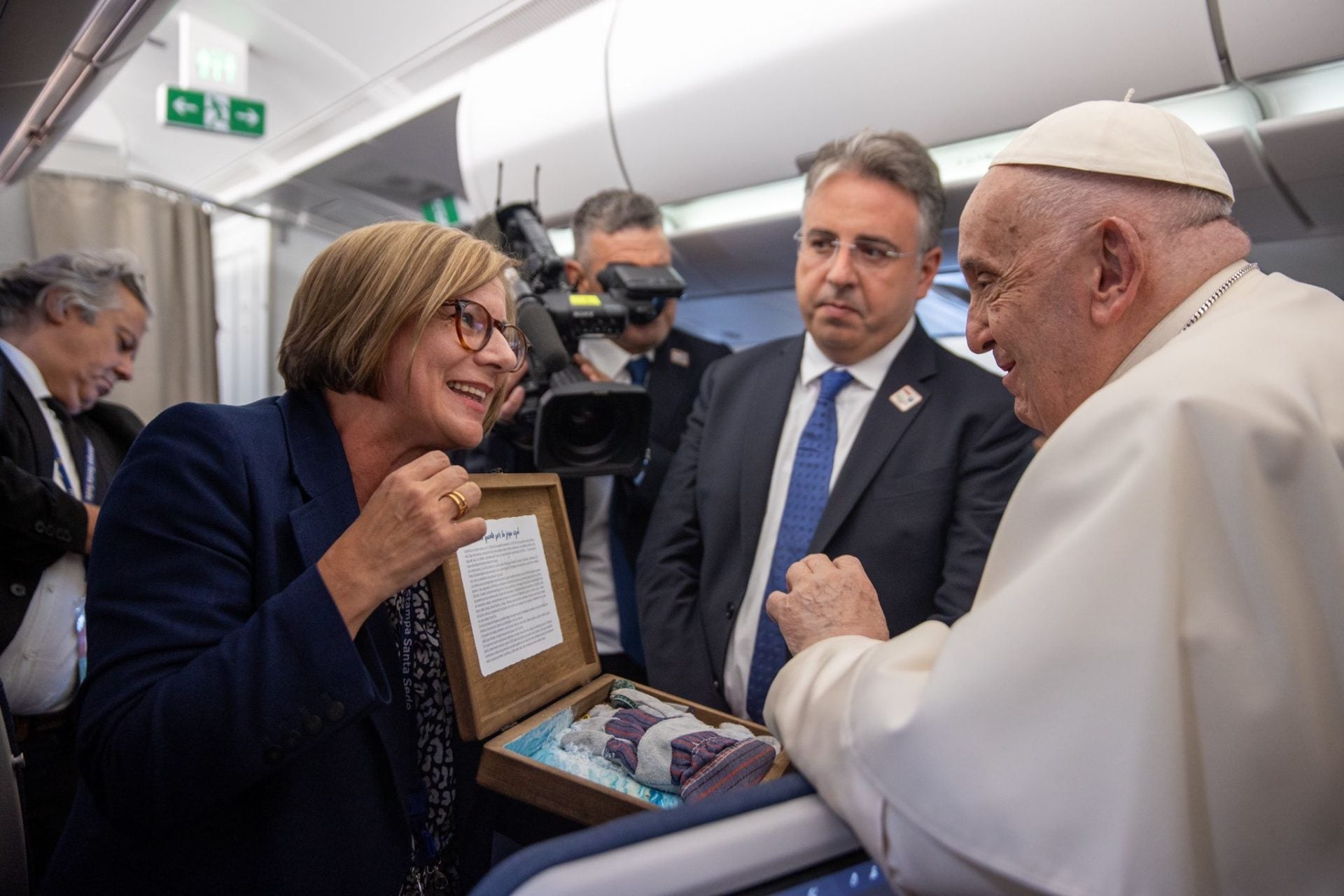 Papa Francisco recibió obsequio de Costa Rica en el avión hacia Indonesia: un guante por la joya azul