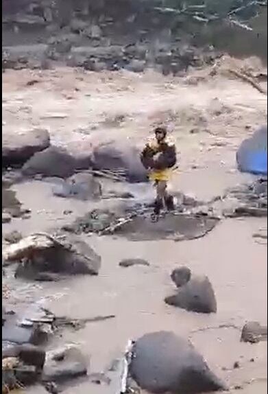 Samir Aguilar, rescató a un perro atrapado en medio del río Turrialba. Foto cortesía de Isabela Aguilar para La Teja.