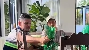 Video viral: señora invita a recolectores de basura a comer, orar y llevarse un regalo