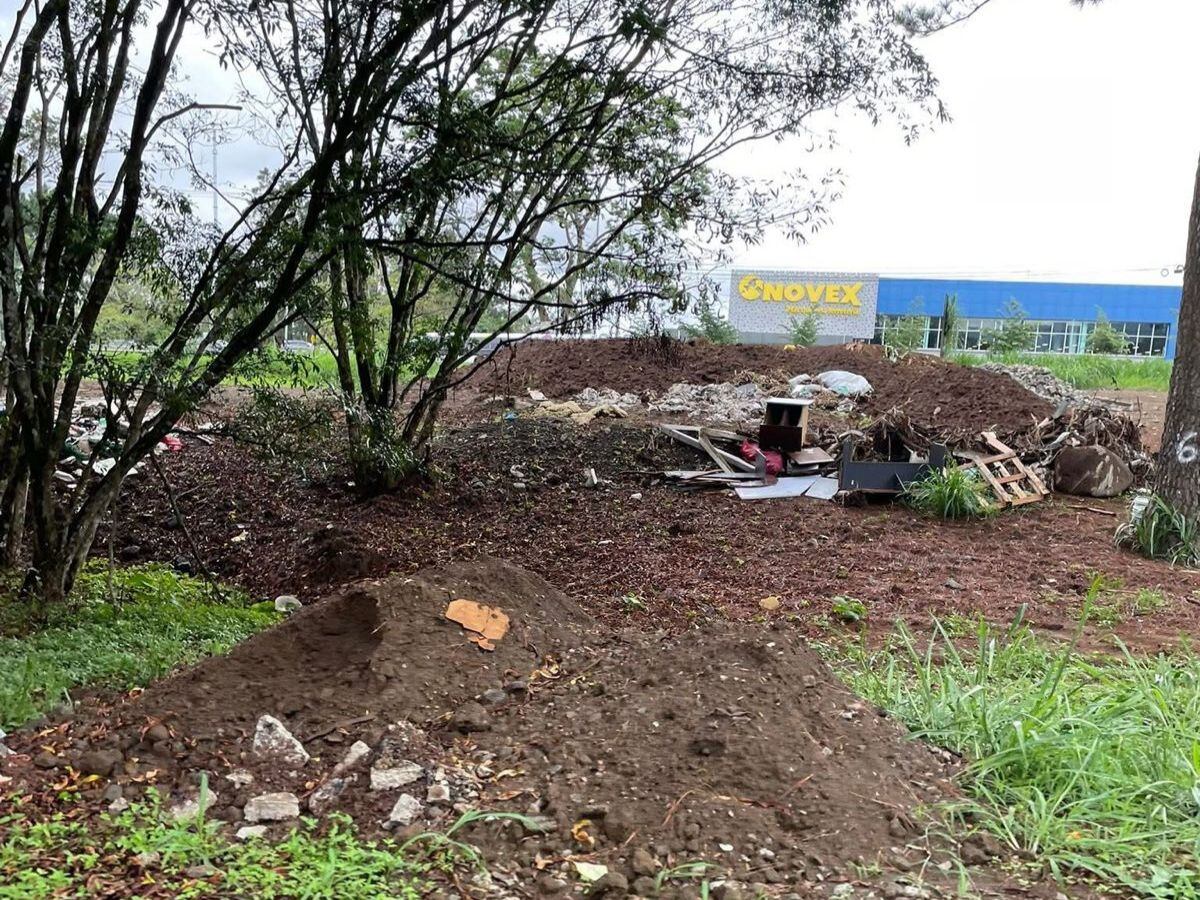 En el botadero de la Florencio del Castillo se pueden ver hasta muebles tirados.