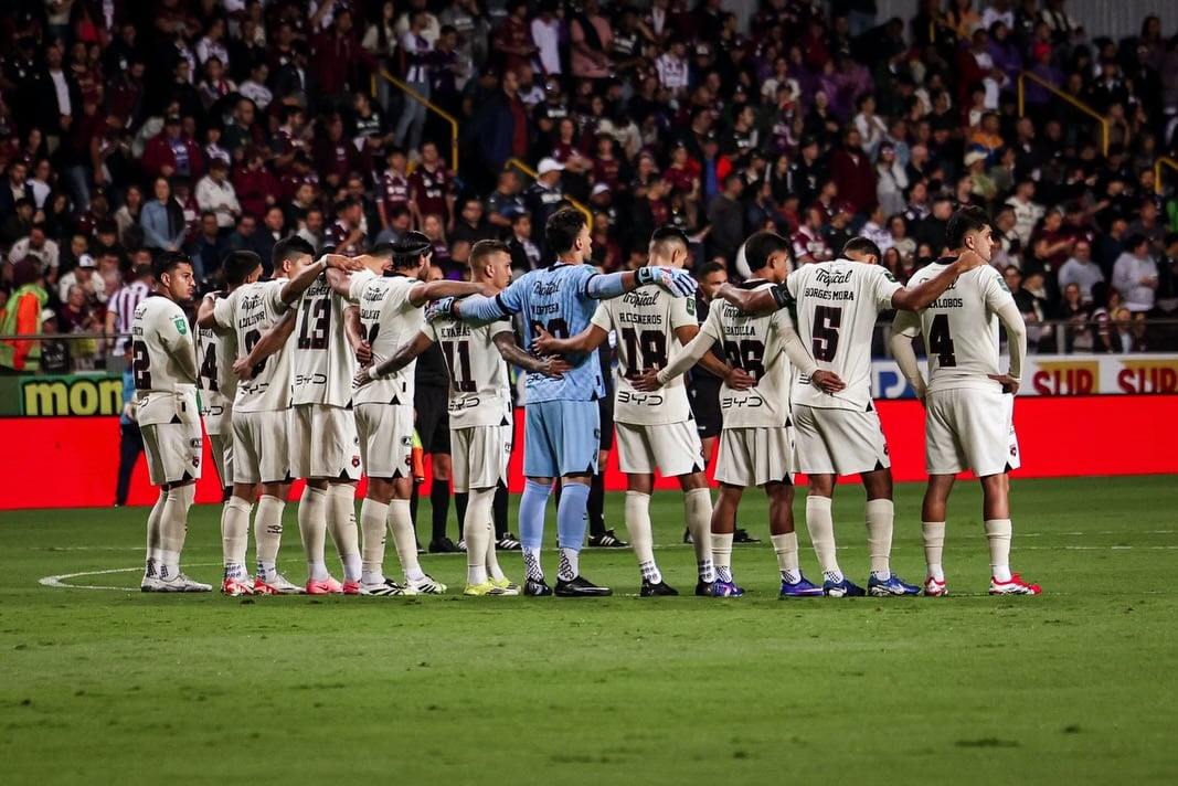 Liga Deportiva Alajuelense tuvo dos debutantes en el clásico: Kenneth Vargas y Ángel Zaldívar.