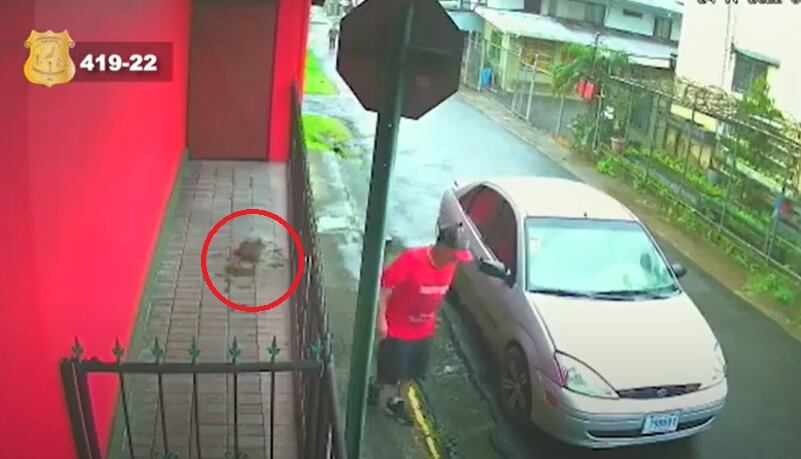 El sospechoso fue grabado por una cámara de seguridad.