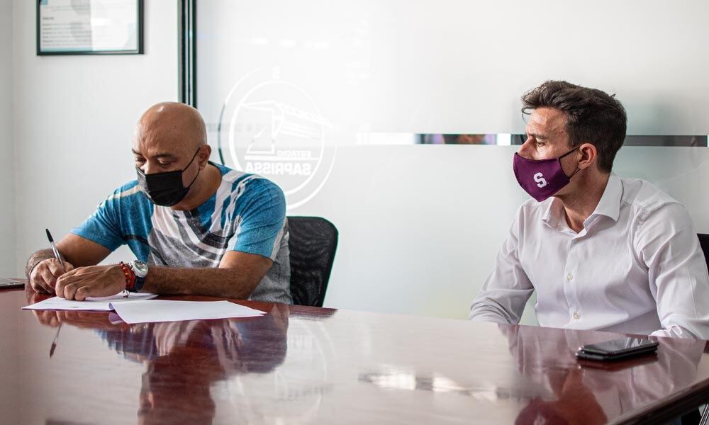 A mediados de año, Wright firmó con los morados por seis meses. Prensa Saprissa.