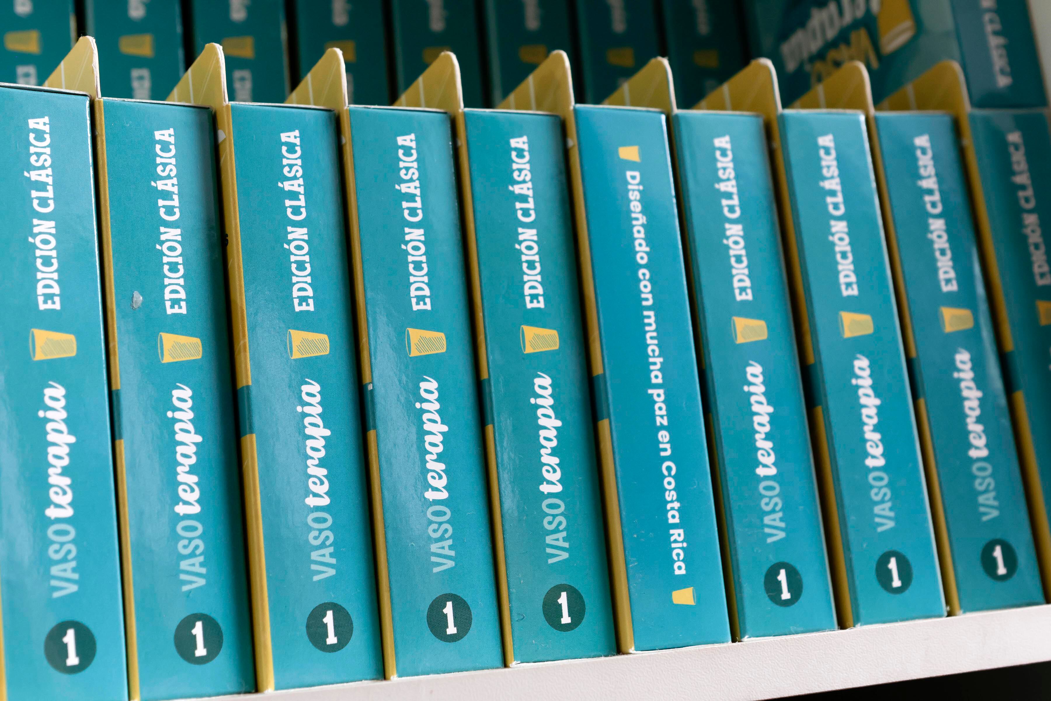 16/05/2024. San Pedro de Montes de Oca. Hora: 01:30 p.m. Entrevista con Cristina Gomar, psicóloga que fundó en Instagram la comunidad "Vaso Lleno" y el juego de cartas "Vasoterapia", que promueve las conversaciones en temas sensibles de diversa índole y edades. Fotos: Mayela López